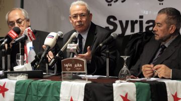 El presidente del Consejo Nacional Sirio (CNS), Burhan Galiun (C), cuando hablaba en una rueda de prensa, en El Cairo, Egipto.