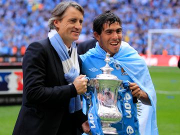 El técnico Roberto Mancini y el argentino Carlos Tévez en uno de sus pocos momentos felices, cuando ganaron la Copa de Inglaterra.
