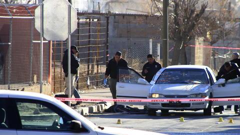 Peritos forenses inspeccionaban ayer el vehículo donde la pareja de policías, Yadira Rodríguez y Adrián Herrera, fueron atacados.