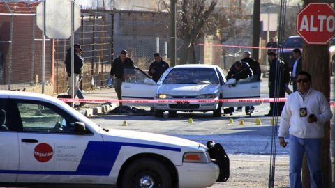 Peritos forenses inspeccionaban ayer el vehículo donde la pareja de policías, Yadira Rodríguez y Adrián Herrera, fueron atacados.