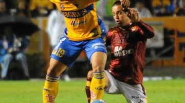 Alan Pulido deja fuera de acción a José Antonio Castro de E-Tecos. El juvenil de Tigres anotó el primer gol de los campeones.