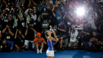 Victoria Azarenka besa el trofeo frente a un centenar de cámaras.