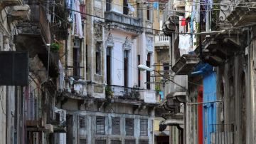 Cubanos  caminan por una céntrica calle de La Habana, ayer.