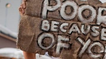 Foto de archivo. Con carteles que dicen: 'pobres por ustedes' y 'fiesta de gansters en Davos', manifestantes protestan en el Foro Económico Mundial.