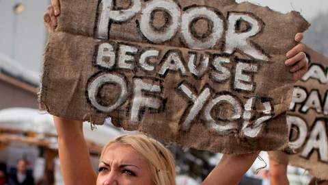 Foto de archivo. Con carteles que dicen: 'pobres por ustedes' y 'fiesta de gansters en Davos', manifestantes protestan en el Foro Económico Mundial.