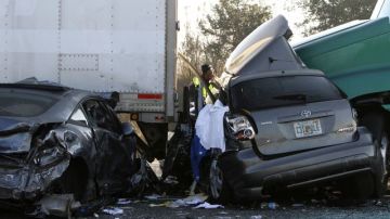 Autoridades en la escena de un accidente de varios vehículos en la carretera interestatal 75 en Paynes Prairie, al sur de Gainesville, Florida.