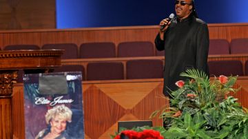 Stevie Wonder cantando en el funeral.