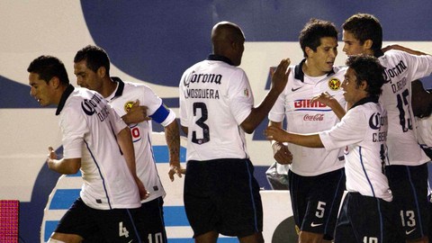 Christian Benítez es felicitado por sus compañeros luego del doblete anotado a los Gladiadores en juego celebrado en el Alfonso Lastras.
