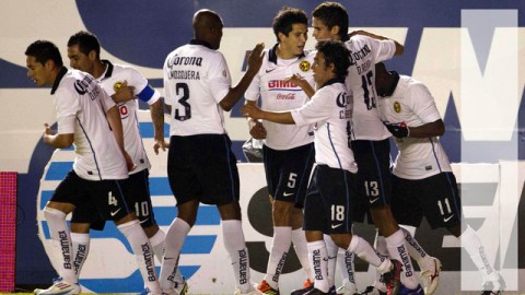Christian Benítez es felicitado por sus compañeros luego del doblete anotado a los Gladiadores en juego celebrado en el Alfonso Lastras.