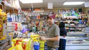 Carlos Polanco, propietario del supermercado Los Amigos de Tampa, dice que votará por Obama.