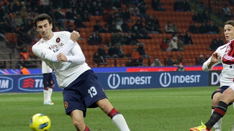 Antonio Nocerino (der.)  recibió la asistencia de Ibrahimovic y ajustó su remate  de zurda para anotar el segundo gol de Milan ante  Cagliari.