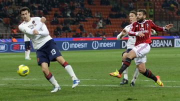 Antonio Nocerino (der.)  recibió la asistencia de Ibrahimovic y ajustó su remate  de zurda para anotar el segundo gol de Milan ante  Cagliari.