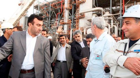 El presidente iraní, Mahmud Ahmadineyad (c), quien afirma que su programa nuclear es pacífico, se ve aquí durante una visita a la refinería de petróleo de Abadan, Iran.