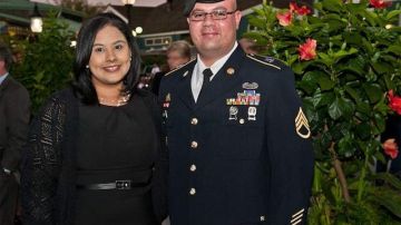 Roxana Delgado y su esposo Víctor Medina, quien comenzó a presentar problemas de salud tras una explosión en Irak en 2009.