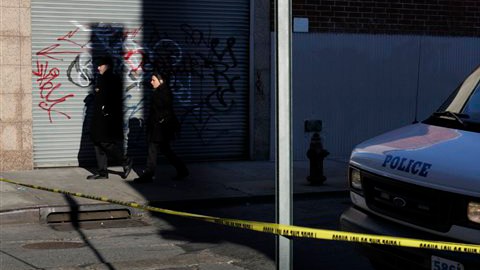 La escena del incidente, donde la policia investiga la muerte de un joven de 17 años.
