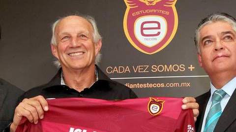 Héctor Hugo Eugui presume la camiseta de Estudiantes Tecos al ser presentado.