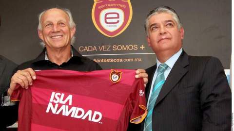 Héctor Hugo Eugui presume la camiseta de Estudiantes Tecos al ser presentado.