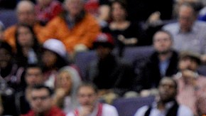 Kyle Korver (26), de Toros, tira a la canasta sobre Nick Young.