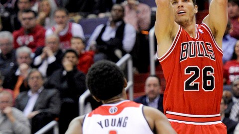 Kyle Korver (26), de Toros, tira a la canasta sobre Nick Young.