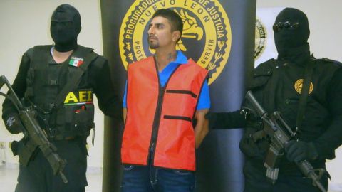 Las autoridades mexicanas presentan  en Monterrey a Enrique Aurelio Elizondo (c), alias 'el Árabe', un presunto miembro del grupo criminal Los Zetas.