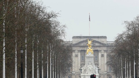 Algunos aprovechan la calma habitual para correr donde será el maratón. Al fondo, el Palacio de Buckingham.