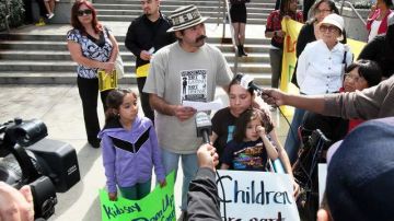 Padres e hijos mostraban su apoyo a la decisión del Juez Nash ayer en Los  Ángeles.