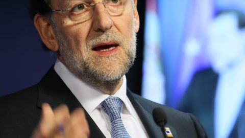 El jefe del gobierno español, Mariano Rajoy, habla a periodistas.