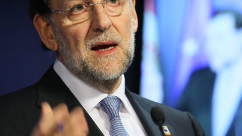El jefe del gobierno español, Mariano Rajoy, habla a periodistas.