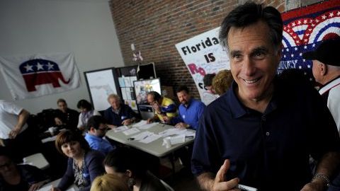 El aspirante a la candidatura republicana a la Presidencia de Estados Unidos Mitt Romney se reune con un grupo de voluntarios de su campaña, en la sede de Tampa, Florida.