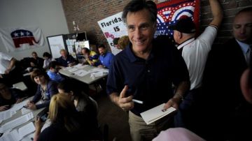 El aspirante a la candidatura republicana a la Presidencia de Estados Unidos Mitt Romney se reune con un grupo de voluntarios de su campaña, en la sede de Tampa, Florida.