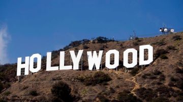 El conocido cartel de Hollywood, en California, parece que se quiere ir a Nueva York.