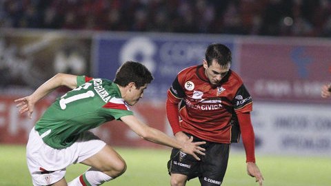 Antxón Muneta (izq.), del Mirandés, controla el balón ante Ander Herrera, del Bilbao, durante el partido de ida de la Copa del Rey.