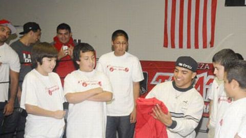 Víctor Ortiz recibe un regalo en su cumpleaños.