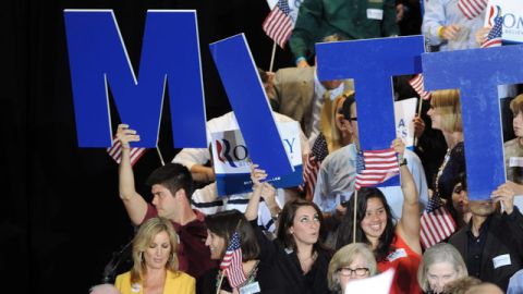 Seguidores de Mitt Romney ayer en el Centro de Convenciones de Tampa, donde el precandidato celebró su victoria.