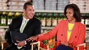 Michelle Obama y el alcalde de LA, Antonio Villaraigosa, hablan sobre comida saludable.
