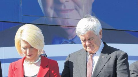 Newt Gingrich y su esposa Callista en un evento de campaña el domingo en Lady Lake, Florida.