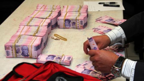 Casi dos millones de dólares en efectivo fueron decomisados en un avión oficial del gobierno de Veracruz.