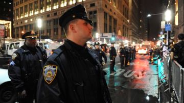 Cuando no estén trabajando, los policías de NY no pueden vestir ni usar una taza o bolígrafo que tenga el escudo de la institución.
