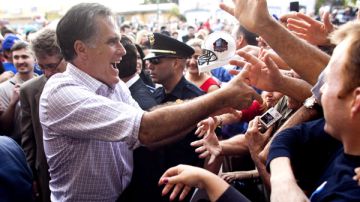 Mitt Romney saluda a un grupo de seguidores en las afueras de un restaurante en Hialeah Florida.