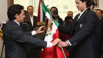 Bernardo de la Garza (izq.), director de la CONADE, entregó la bandera mexicana el martes a Luis Alonso Mendoza, de Yaquis.