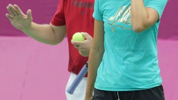 Maria Sharapova y su entrenador Michael Joyce, ayer en Moscú.