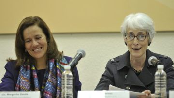Wendy Sherman (d), de EEUU, y la presidenta del DIF, Margarita Zavala (i), participaban ayer en la inauguración de Renadic..