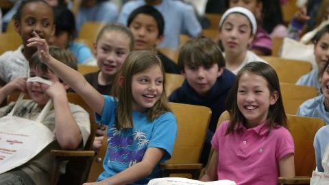 Para promover la lectura entre padres e hijos, inició ayer la campaña "El reto: un millón de palabras".