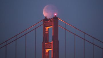 La luna sobre el Golden Bridge.