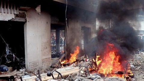Los escombros dejados por la explosión de una moto-bomba  frente a una estación de Policía de Tumaco.