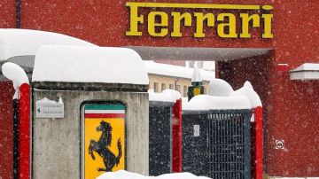 La planta principal de  Ferrari bloqueada por la nieve.