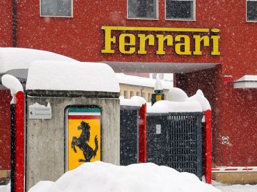 La planta principal de  Ferrari bloqueada por la nieve.