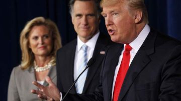 "Mitt es duro, listo y agudo", dijo Donald Trump (der.) al endosar ayer en Las Vegas a Romney (fondo con su esposa Ann).