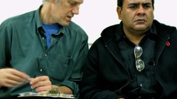 Saúl Reyes (derecha) recibe traducción durante reunión en San Francisco.