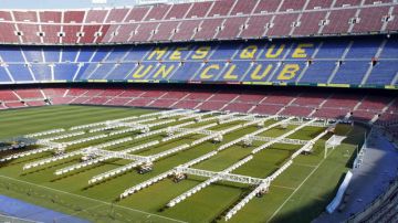 Una red de calefactores mantienen acondicionado el Camp Nou para el choque de hoy entre el local Barcelona y el visitante Real Sociedad.